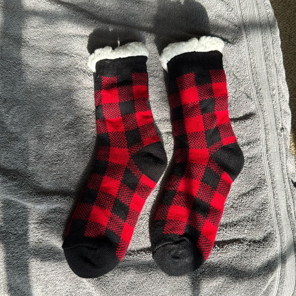 Womens size 8 comfy socks/slippers